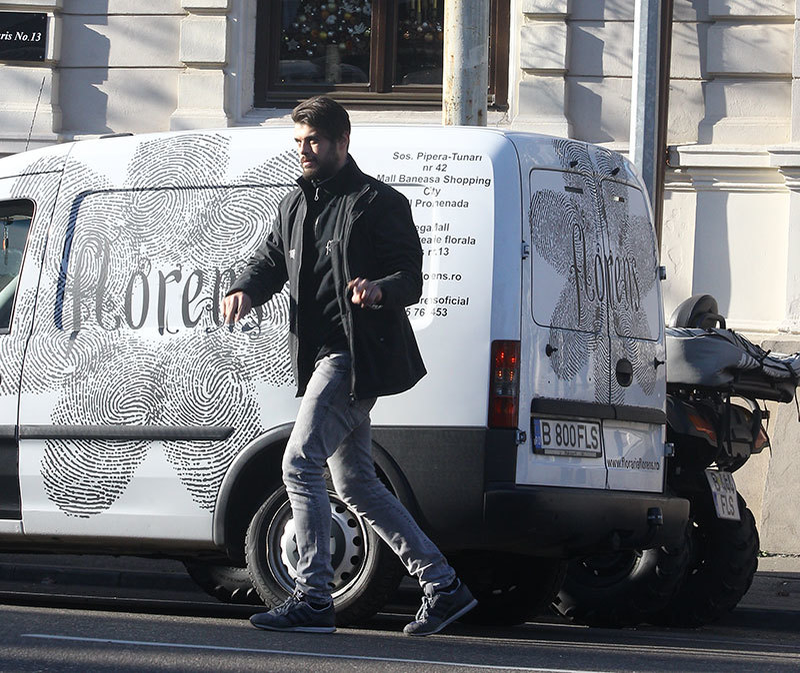 Marius Elisei traversează, în grabă, strada