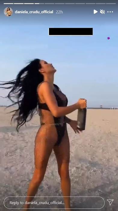 Daniela Crudu a îmbrăcat un costum de baie minuscul și a ”defilat” pe plaja din Mamaia. FOTO