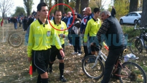 VIDEO Ca in jungla! Un arbitru din Calarasi a fost fugarit si batut de un fotbalist furios, care primise doua cartonase galbene!