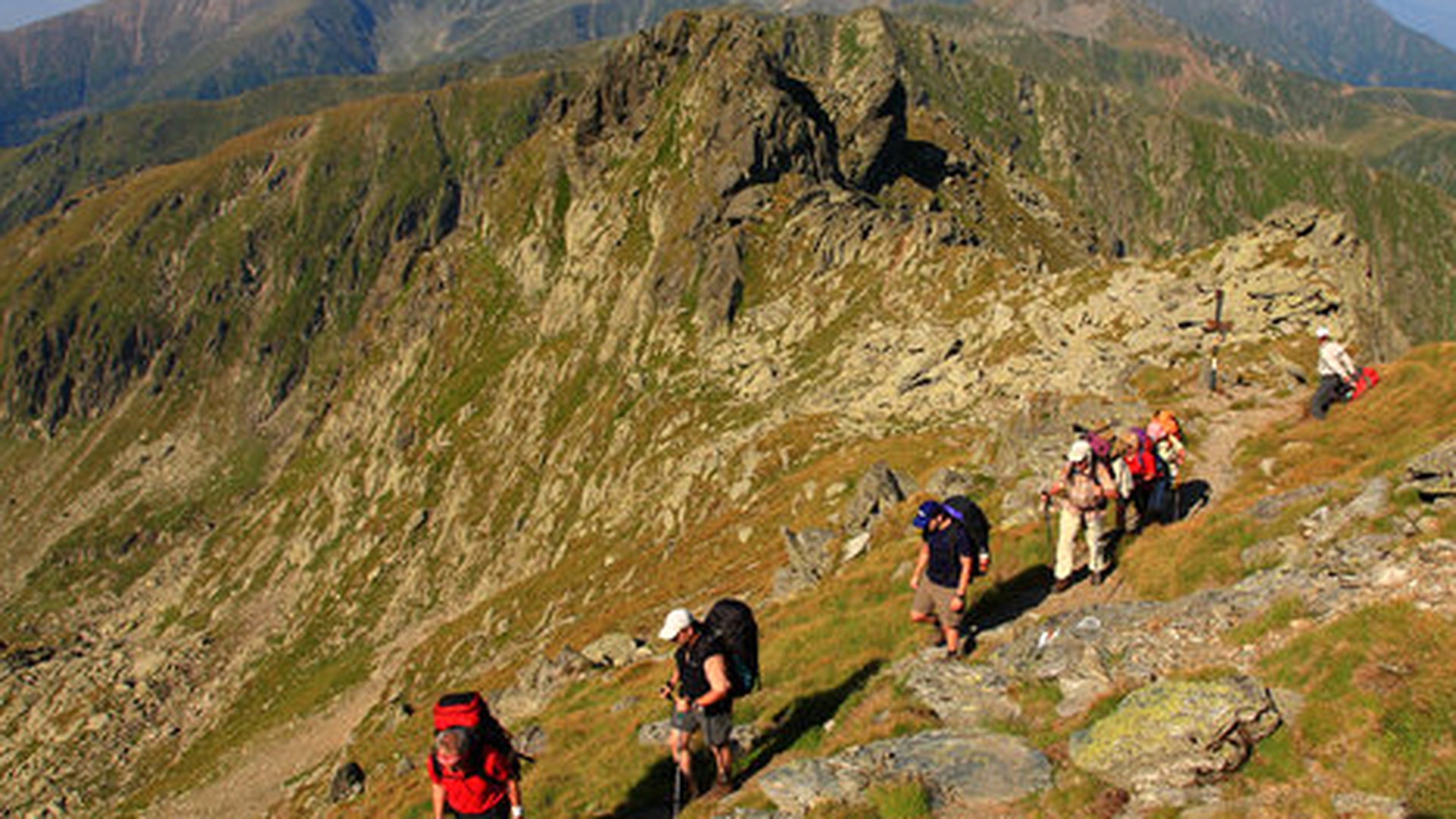 ULTIMA ORĂ! O turistă din Germania a căzut într-o prăpastie în Munţii Făgăraş! Are şanse mici de supravieţuire!
