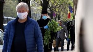 Daniel Tudorache, primarul Sectorului 1, și un preot al Bisericii Cașin împart ramuri de salcie bucureștenilor: ”Căminul fiecărui creștin va fi propria bazilică” | FOTO