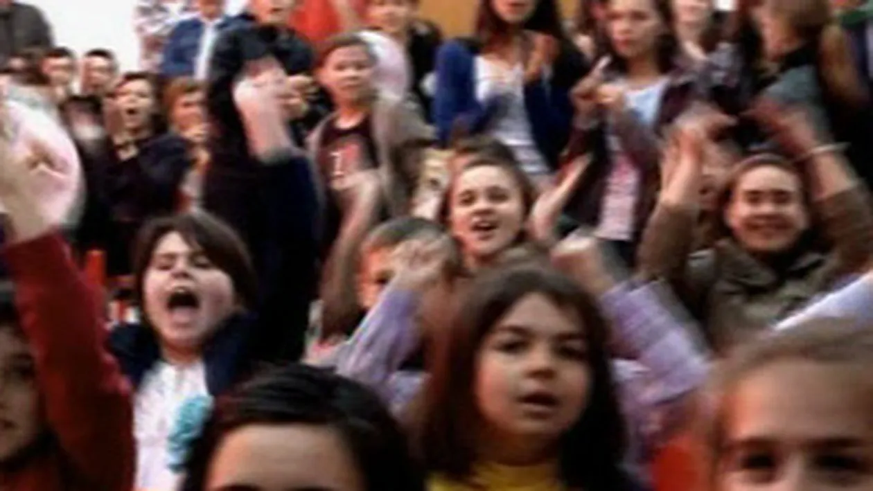 VIDEO Andreea Balan, agresata de un Iepuras nebun! Cantareata l-a luat la suturi in fund si apoi s-a apucat de plans in culise!