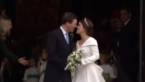 Nuntă mare în familia regală a Marii Britanii! Prințesa Eugenie s-a căsătorit cu un om de afaceri. Primele imagini de la fericitul eveniment