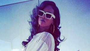Cand vei vedea imaginile astea sigur iti vei spune ca o vrei cu desavarsire... in pat! Rihanna, intr-o ipostaza erotica