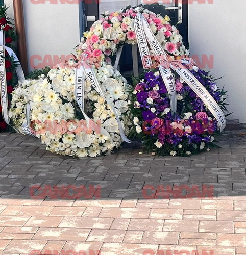 Coroana funerată depusă de părinții Anastasiei.