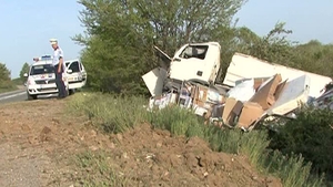 Accident teribil în Gorj! Mai multe persoane rănite după ce o camionetă cu 20 de oameni s-a răsturnat într-o râpă