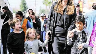 "Manca-o-ar mama de... baiat frumoasa"! Shiloh, fetita Angelinei Jolie, are freza noua