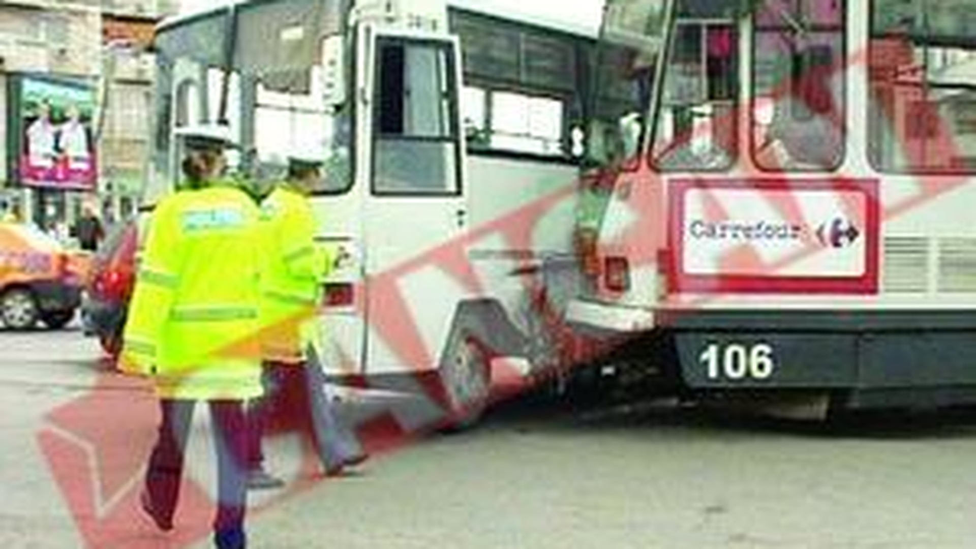 Un autobuz si un tramvai s-au ciocnit in centrul Ploiestiului