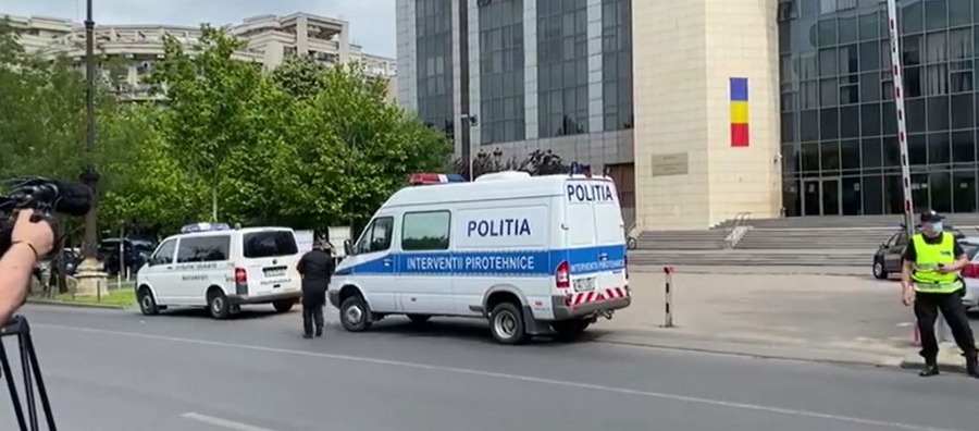 Imagini din fața Tribunalului Bucureșt, unde s-a dat o alertă cu bombă © observatornews.ro