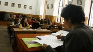 Panică într-un liceu din Arad! Catedra din clasă a explodat pur şi simplu! Elevii vinovaţi riscă sancţiuni