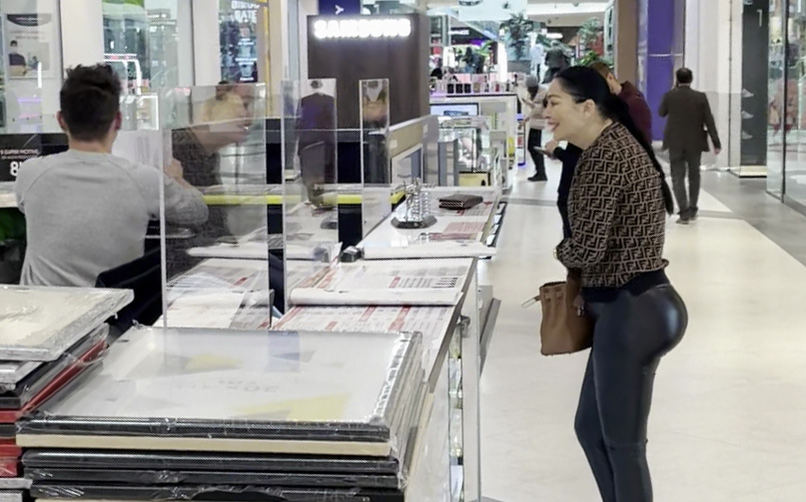 Brigitte nu a scăpat neremarcată în mall (Foto: CANCAN.RO)