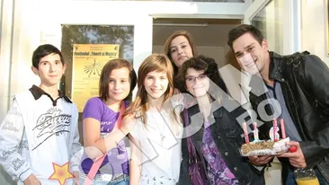 CANCAN a aflat cadoul surpriza pe care l-a primit Criss Ciobanasu, de ziua ei! Un grup de fani a venit pe platourile de filmare de la Pariu cu viata pentru a-i ura “La multi ani”! Vezi aici cum a decurs intalnirea