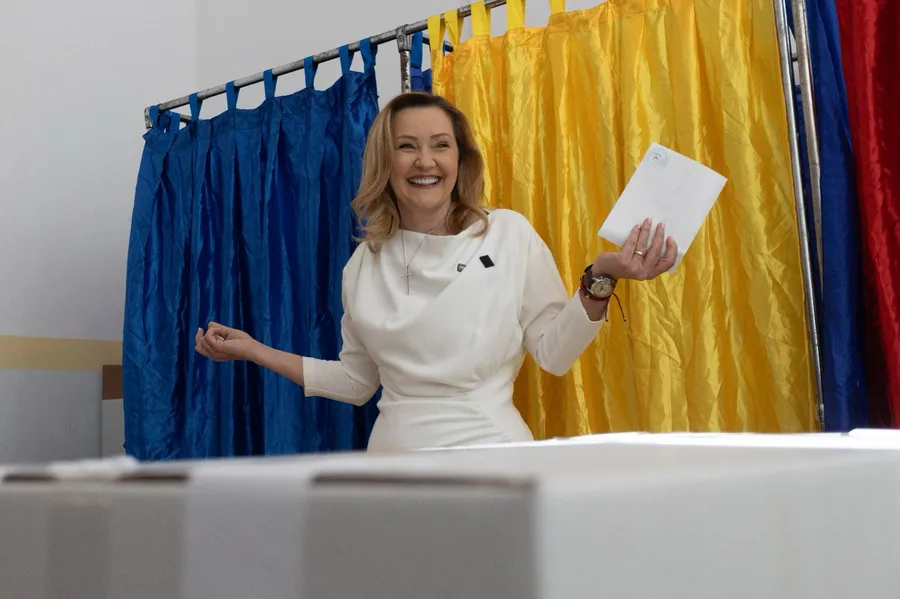 Elena Lasconi, într-o rochie albă, imaculată. foto: Andreea Alexandru/Mediafaxfoto.ro