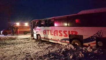 Un autocar cu 18 pasageri s-a răsturnat în Olt, pe DN 64
