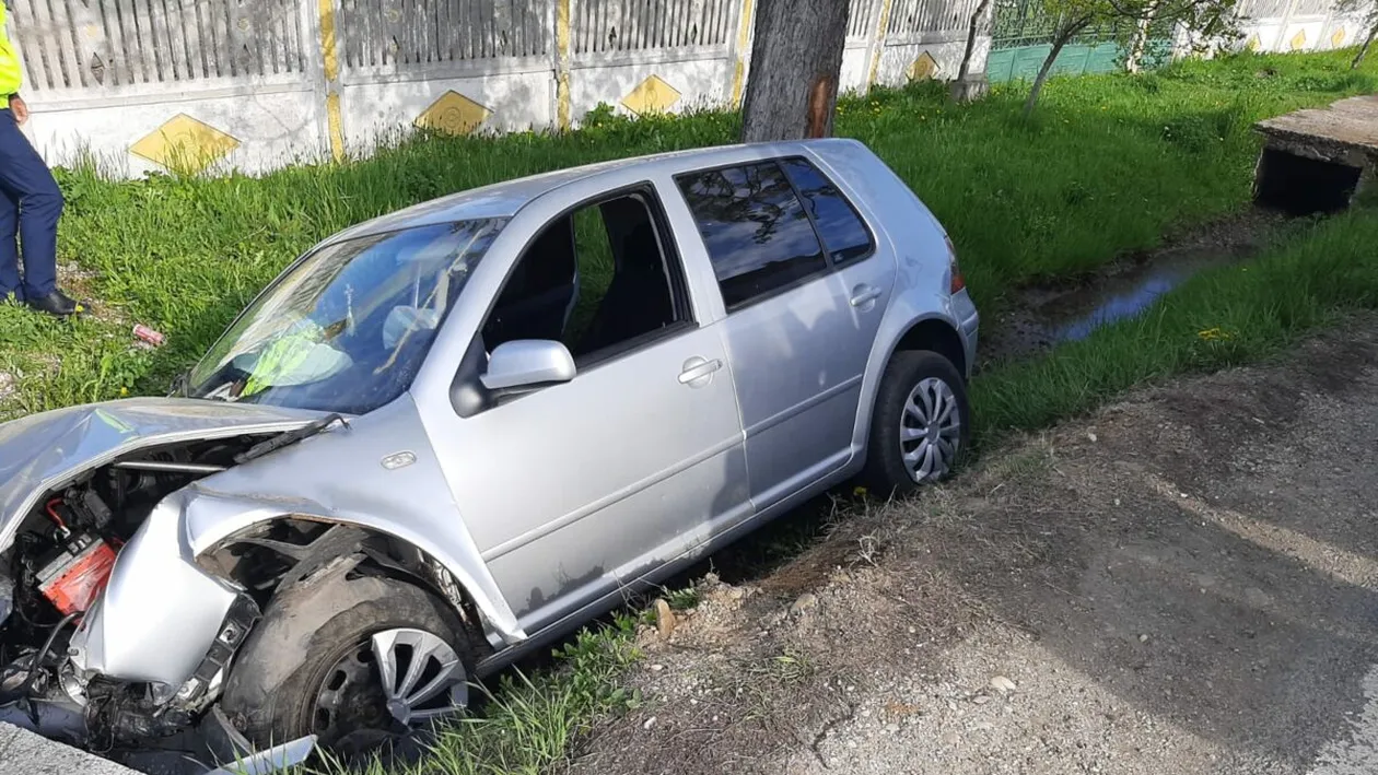 A înfipt mașina într-un cap de pod. Șoferul a rămas blocat și a fost scos de pompieri