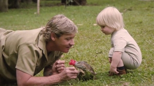 Îl mai ţineţi minte pe STEVE IRWIN, "Vânătorul de crocodili"? Cum arată fiul lui Robert, care are acum 13 ani. Asemănarea cu tatăl său este uluitoare!
