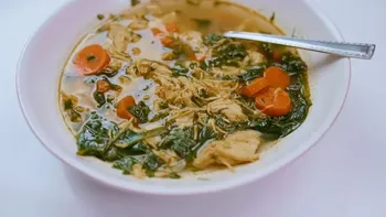 Supa de pui cu turmeric și lămâie direct de pe Malul Mediteranei. O rețetă care îți invadează bucătăria cu mirosuri calde și gust intens