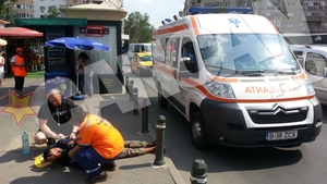 Se intâmplă in Capitală! Un tânăr care a lesinat in autobuz a fost lăsat intr-o statie in stare de inconstientă