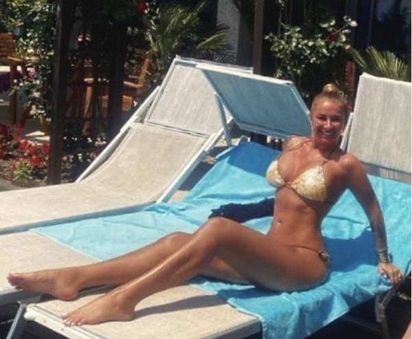 Sexy-impresara Anamaria Prodan a rămas fără arma care a salvat-o din fața a 200 de oameni nervoși