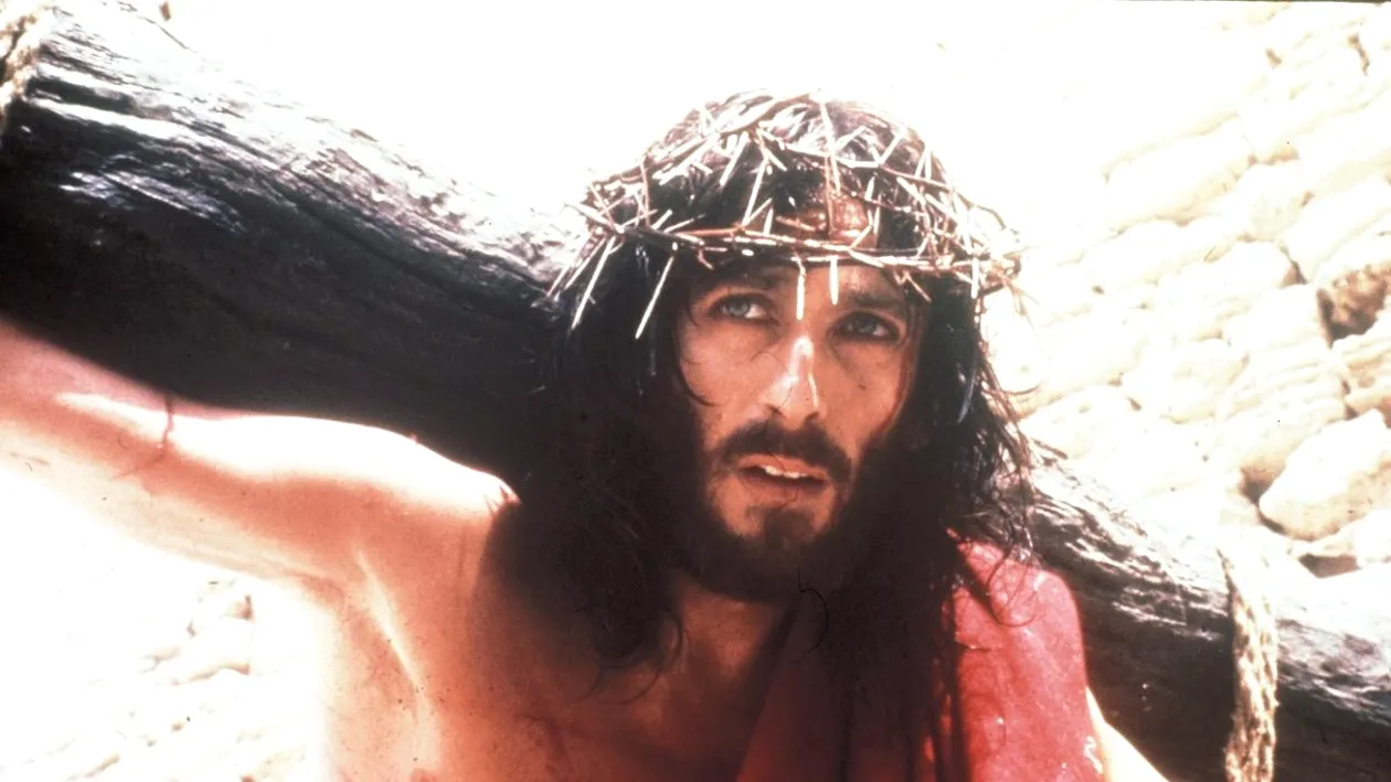 Ireal! Cum arată în prezent actorul care îi interpretează Iisus în „Iisus din Nazaret”. FOTO