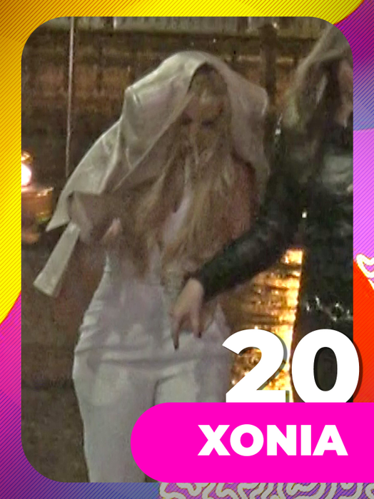 TOP 30 fete-sexy chiar şi atunci când afară plouă. Monica Gabor, Anna Lesko şi Bianca Drăguşanu s-au udat… la propriu!