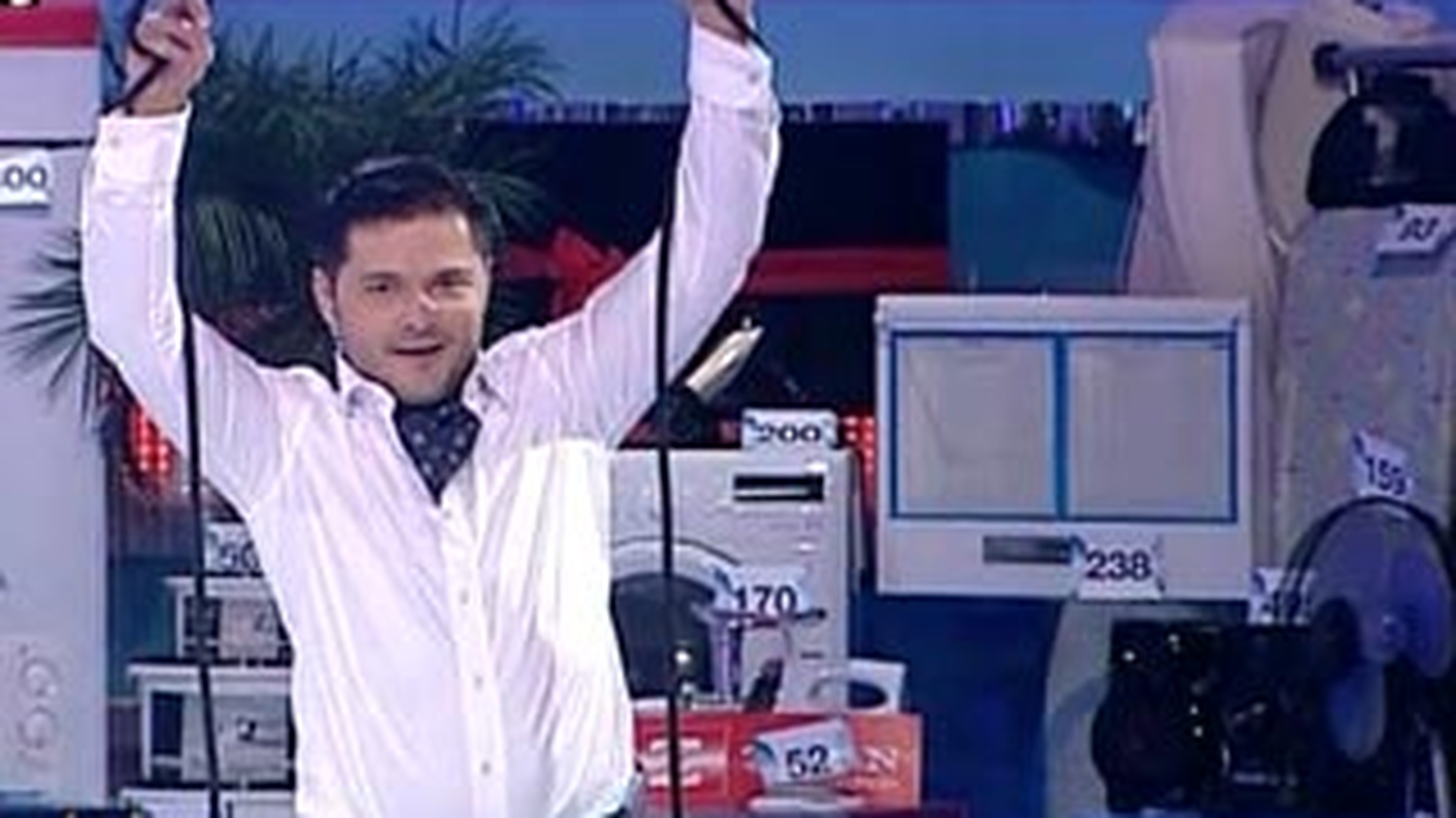 VIDEO Liviu Varciu, asa cum nu l-ai vazut niciodata! Face acrobatii in platoul emisiunii si se urca pe o franghie