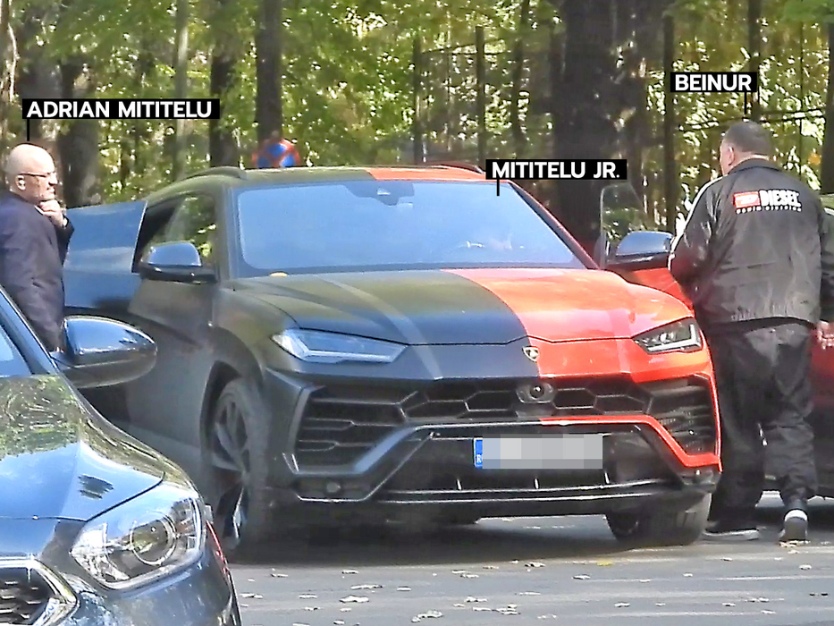 Familia Mititelu părăsește zona cu un Lamborghini Urus (FOTO: CANCAN.RO)