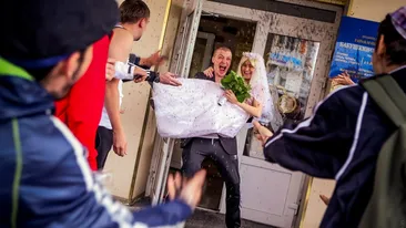 Altii nu ies asa pe strada, dar ei asa s-au dus la nunta! Vezi cum arata cea mai SARACA mireasa din lume si cei mai dubiosi
