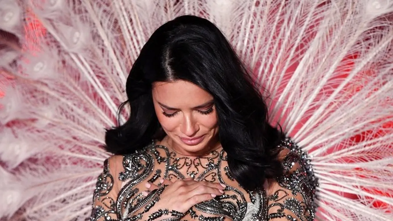 Adriana Lima s-a retras de la Victoria’s Secret după 20 de ani de defilări. Vedeta a plâns pe podium și a transmis un mesaj emoționant