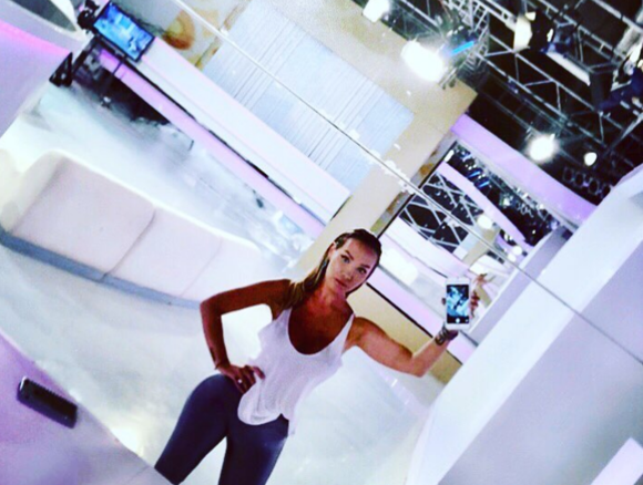 Raluca Podea s-a lăsat stropită cu apă din cap până în picioare! S-a văzut totul prin maioul alb