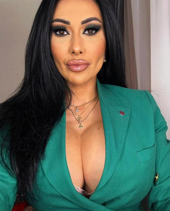 Am găsit-o pe Kennya, dominatoarea lui Narcis. Nattasha l-a dat de gol din prima: ”Avem o prietenă comună”