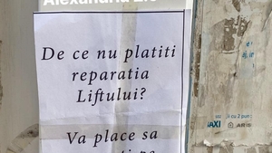 Ce afiș a lipit un bărbat din Alexandria la intrarea în scară. „De ce nu plătiți reparația liftului. Vă place să..”