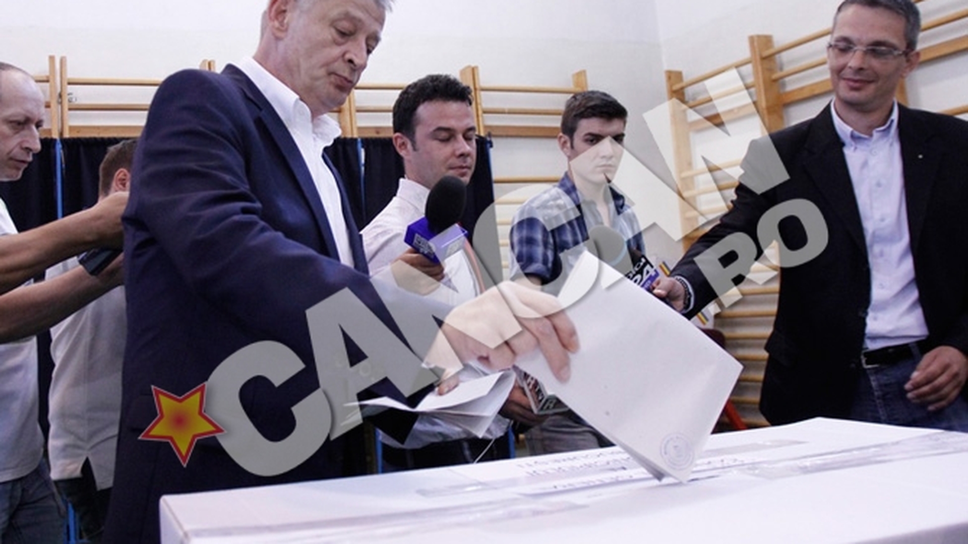 Primarul Sorin Oprescu a votat la Scoala Nr. 17, la ora 9.00: "A fost un vot mai mult sentimental, din dragoste pentru Bucuresti"