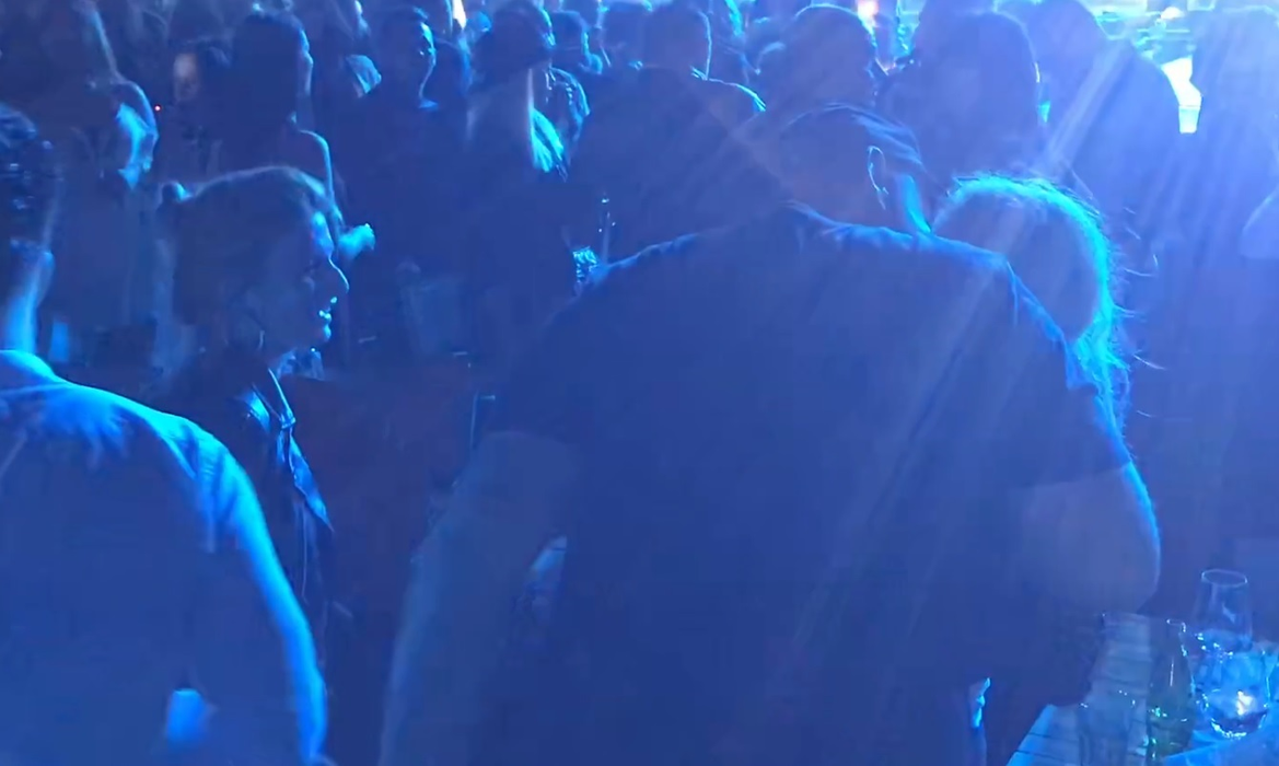 Bogdan Grozescu o pupă pe amica Anei pe obraz