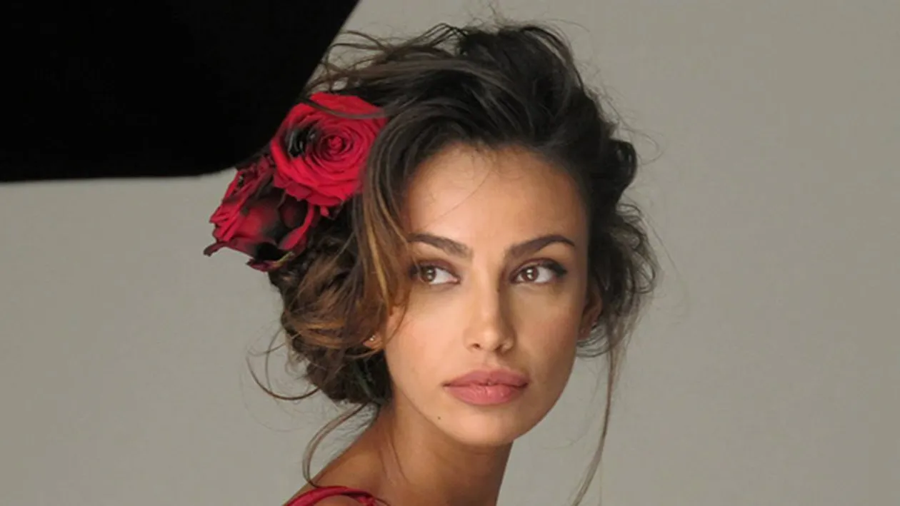 Pe covorul rosu e frumoasa de pică, dar stai sa o vezi nemachiata! Mădălina Ghenea, fără pic de fard la filmări! Ii sta bine asa?