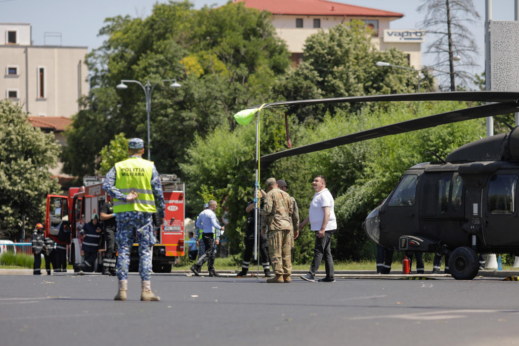 Un elicopter american a aterizat de urgență în Piața Charles de Gaulle din Capitală (Foto: INQUAM PHOTOS)