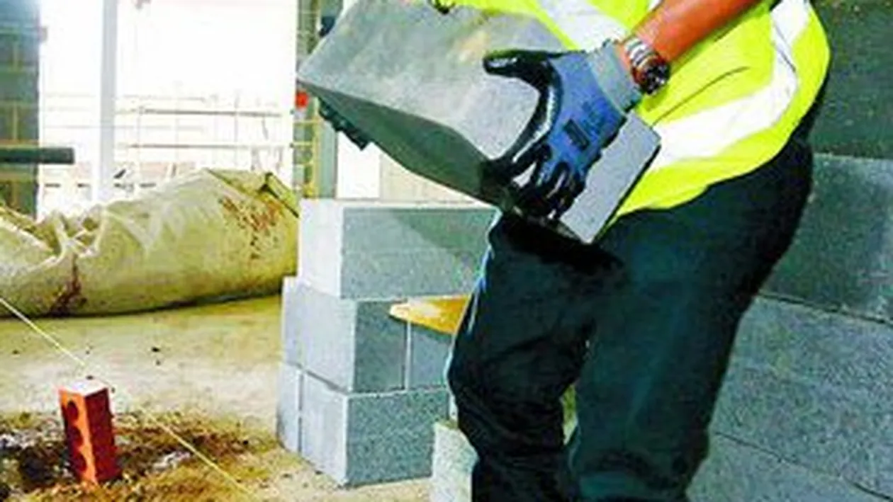 Munceste din greu pe santier