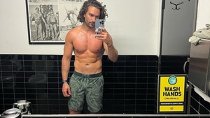 Experimentul bizar făcut de către un cunoscut instructor de fitness. A mâncat doar ciocolată și sendvișuri cu slănină în fiecare zi. Care a fost rezultatul
