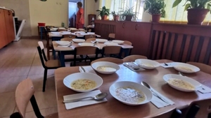 Lista alimentelor găsite în casa directoarei creșelor din Ploiești. Ascundea mâncarea în pod și în beci