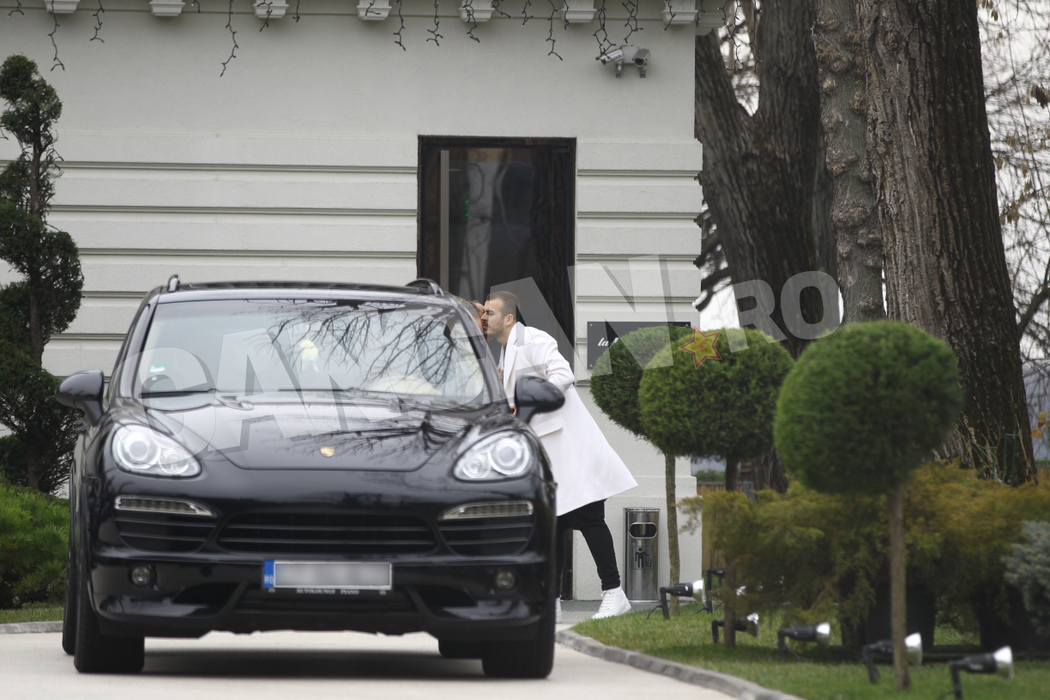 Antrenorul şi atacantul, la prima şedinţă „tehnico-tactică”. Reghe l-a „convocat” pe Alibec la… restaurant, iar noi avem imaginile!