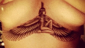 "Intotdeauna aproape de inima mea" - descopera ce vedeta si-a facut un tatuaj egiptean intre sani, in memoria bunicii ei!