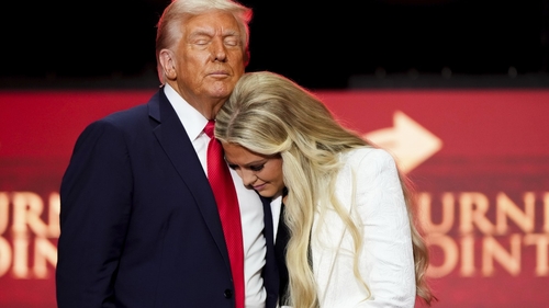 Momentul înduioșător în care Donald Trump o îmbrățișează pe văduva lui Charlie Kirk. Erika nu vrea ca asasinul să fie ucis