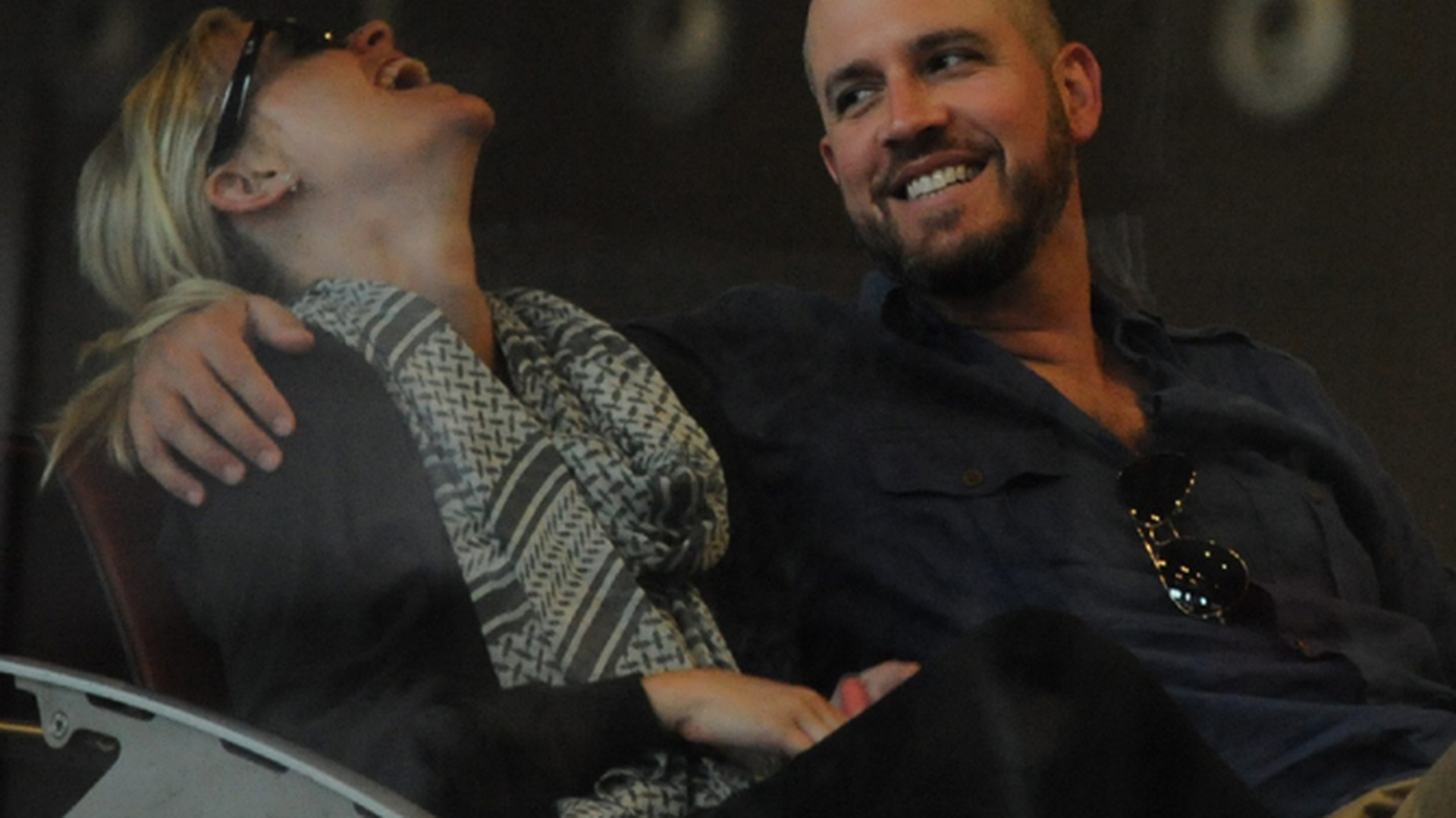 Reese face de toate in aeroport