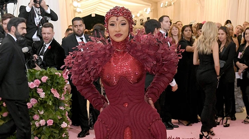 Cardi B a făcut senzație la Met Gala cu o rochie decorată cu 30.000 de pene de păun! Cântăreața și-a făcut liposcuție ca să încapă în ea