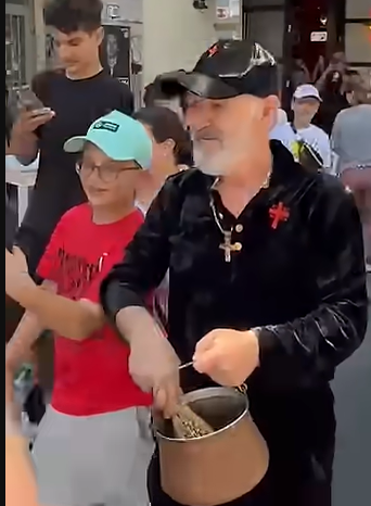 Gigi Becali a sfințit Piața Victoriei după marșul LGBT. Ce a purtat pe umăr tot timpul. Imaginile s-au viralizat