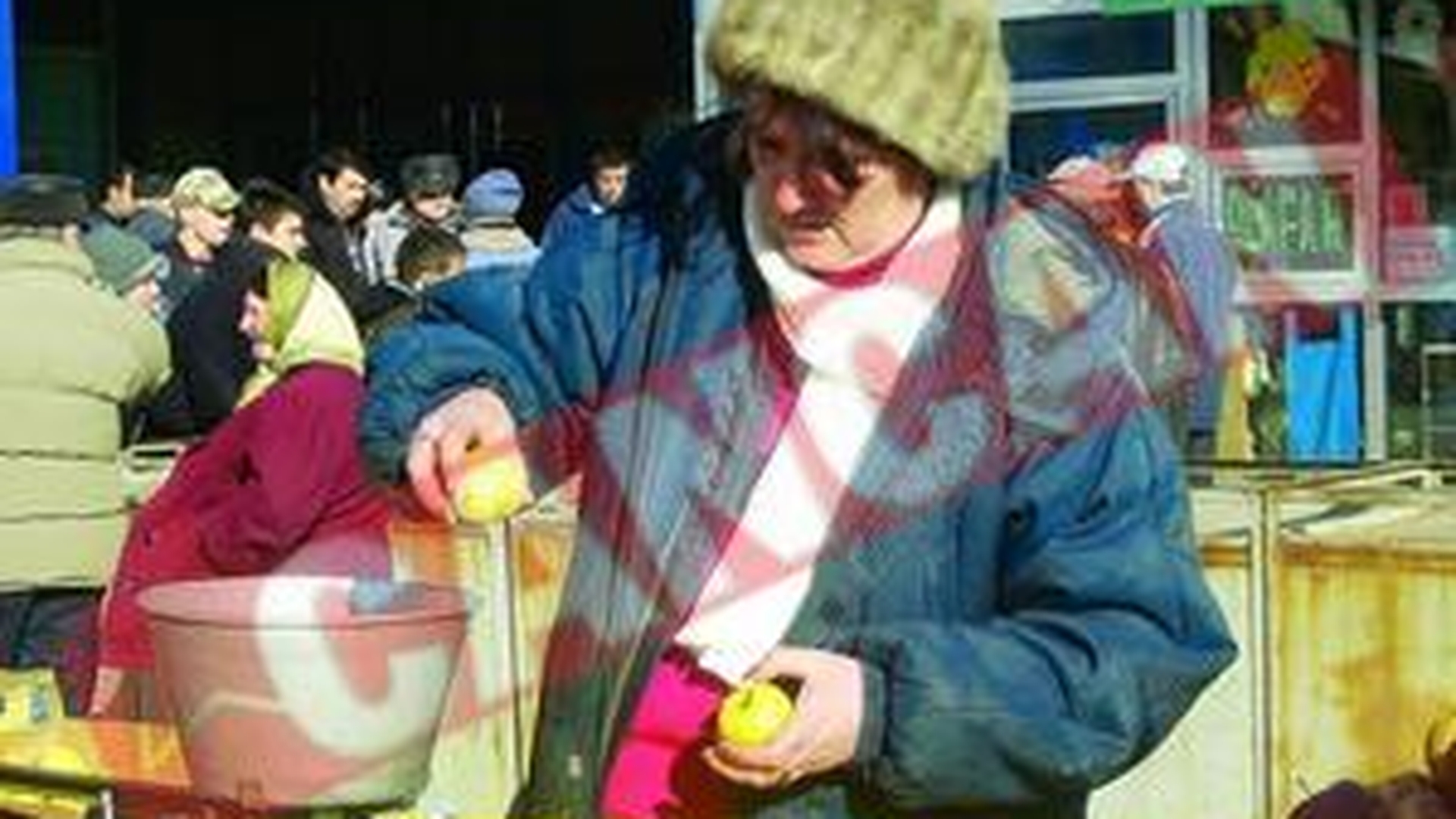 Basescu are taraba cu mere in piata din Vaslui