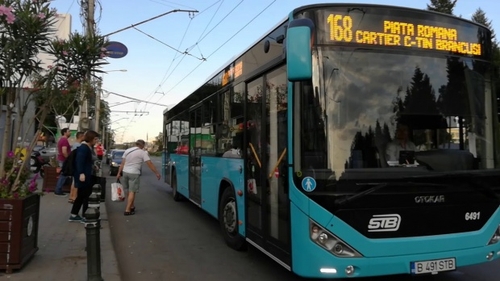 Diana se afla în autobuzul 168 din București. A auzit o femeie vorbind la telefon și a rămas șocată când a realizat cu cine se conversează. Numele lui apărea pe ecran
