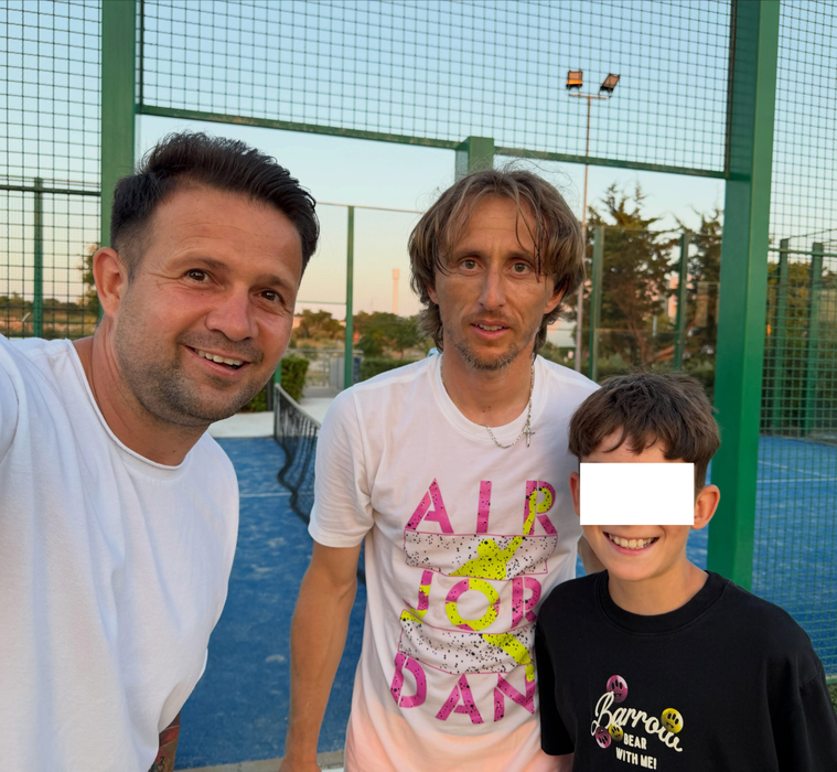Magicianul Robert Tudor și soția sa, alături de un fotbalist de la Cupa Mondială! În compania cui s-au fotografiat cei doi