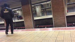 Este haos la metrou, iar medicii au fost chemaţi imediat! Ce probleme sunt pe magistralele 1 şi 3