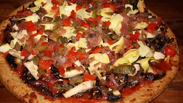 VIDEO Comanzi pizza? Cu siguranta te-ai intrebat ce face baiatul care iti livreaza comanda pana la tine acasa! Gestul de neiertat